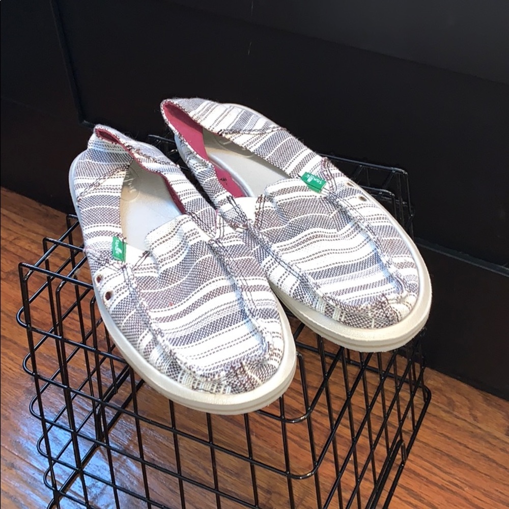 BRAND NEW!! tan striped sanuks